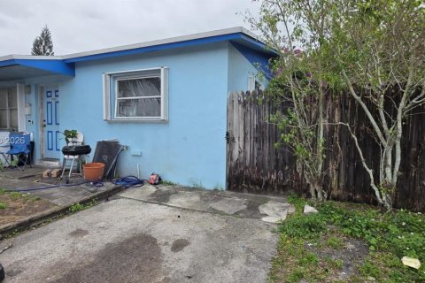 Купить виллу или дом в Майами-Гарденс, Флорида 3 спальни, 121.14м2, № 2055880 - фото 1