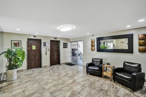 Снять в аренду кондоминиум в Холливуд, Флорида 2 спальни, 123.75м2, № 1944327 - фото 19