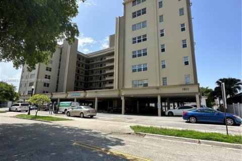 Снять в аренду кондоминиум в Холливуд, Флорида 2 спальни, 123.75м2, № 1944327 - фото 1
