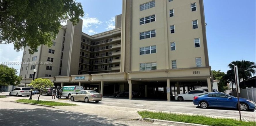 Кондоминиум с 2 спальнями в Холливуд, Флорида № 1944327