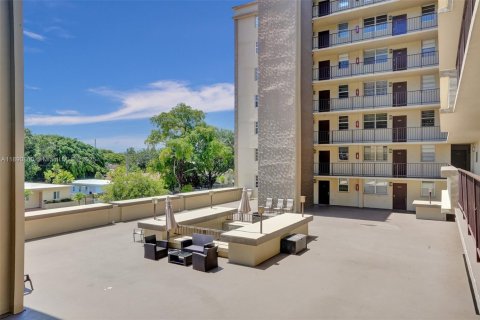 Снять в аренду кондоминиум в Холливуд, Флорида 2 спальни, 123.75м2, № 1944327 - фото 27