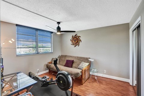 Снять в аренду кондоминиум в Холливуд, Флорида 2 спальни, 123.75м2, № 1944327 - фото 25