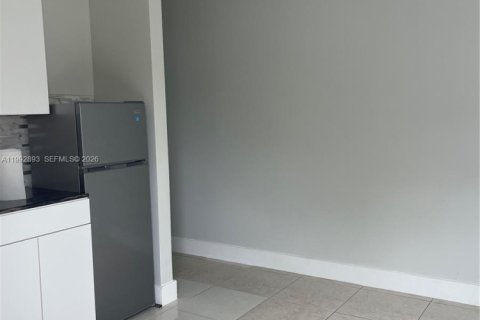 Propiedad comercial en alquiler en Miami, Florida, 1 dormitorio № 2055453 - foto 2