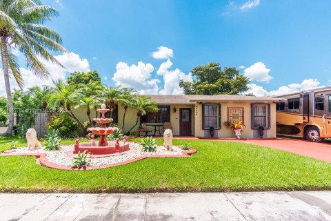 Casa en venta en Homestead, Florida, 4 dormitorios, 232.72 m2 № 1891329 - foto 1