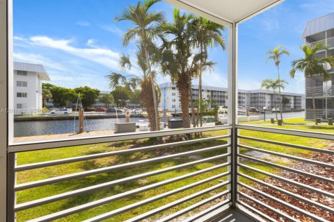 Condominio en venta en North Miami Beach, Florida, 1 dormitorio, 75.44 m2 № 2075267 - foto 8