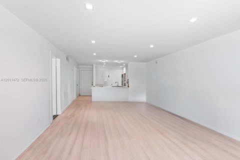 Condominio en venta en North Miami Beach, Florida, 1 dormitorio, 75.44 m2 № 2075267 - foto 3