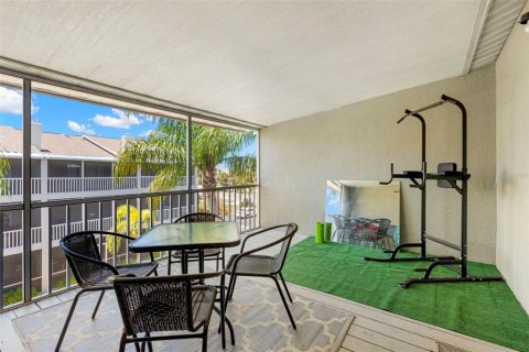 Townhouse in Saint Petersburg, Florida 2 bedrooms, 148.64 sq.m. № 2167424 - photo 20