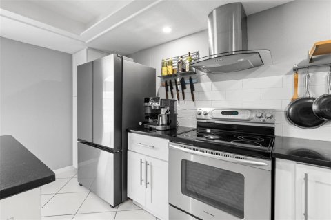 Townhouse in Saint Petersburg, Florida 2 bedrooms, 148.64 sq.m. № 2167424 - photo 6