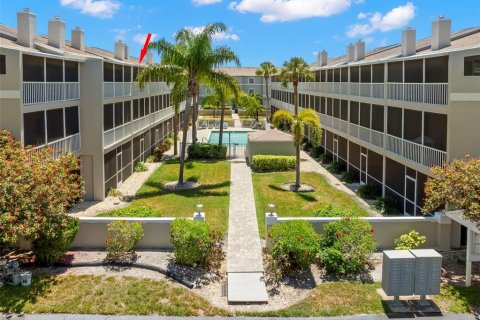 Townhouse in Saint Petersburg, Florida 2 bedrooms, 148.64 sq.m. № 2167424 - photo 2