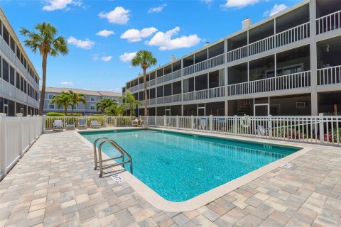 Townhouse in Saint Petersburg, Florida 2 bedrooms, 148.64 sq.m. № 2167424 - photo 3