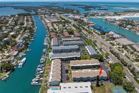 Townhouse in Saint Petersburg, Florida 2 bedrooms, 148.64 sq.m. № 2167424 - photo 4