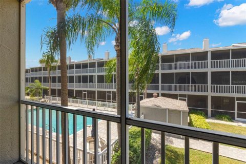 Townhouse in Saint Petersburg, Florida 2 bedrooms, 148.64 sq.m. № 2167424 - photo 16