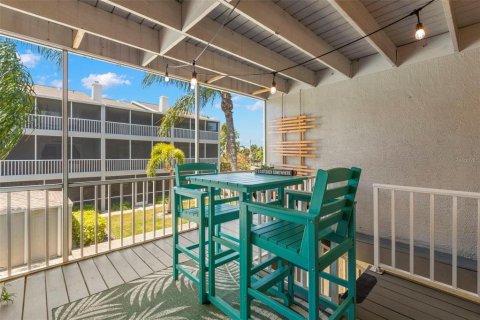 Townhouse in Saint Petersburg, Florida 2 bedrooms, 148.64 sq.m. № 2167424 - photo 15