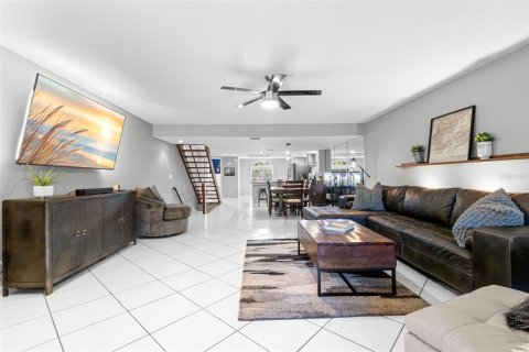 Townhouse in Saint Petersburg, Florida 2 bedrooms, 148.64 sq.m. № 2167424 - photo 13