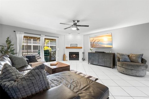 Townhouse in Saint Petersburg, Florida 2 bedrooms, 148.64 sq.m. № 2167424 - photo 12