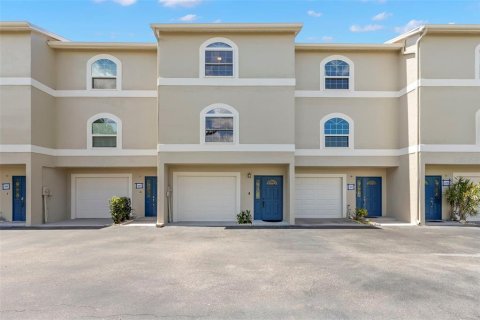 Townhouse in Saint Petersburg, Florida 2 bedrooms, 148.64 sq.m. № 2167424