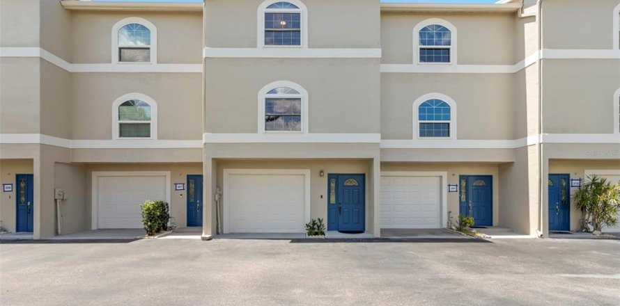 Townhouse in Saint Petersburg, Florida 2 bedrooms, 148.64 sq.m. № 2167424