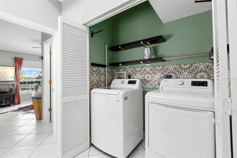 Townhouse in Saint Petersburg, Florida 2 bedrooms, 148.64 sq.m. № 2167424 - photo 25