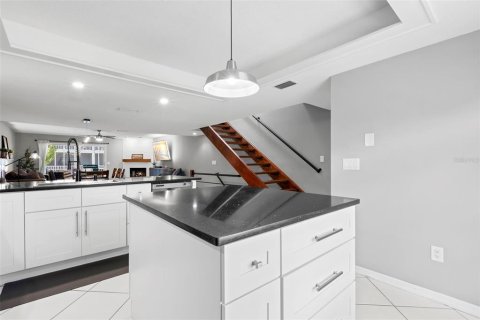 Townhouse in Saint Petersburg, Florida 2 bedrooms, 148.64 sq.m. № 2167424 - photo 9