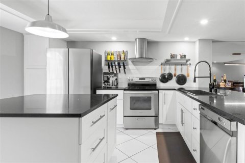 Townhouse in Saint Petersburg, Florida 2 bedrooms, 148.64 sq.m. № 2167424 - photo 8