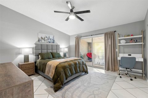 Townhouse in Saint Petersburg, Florida 2 bedrooms, 148.64 sq.m. № 2167424 - photo 17