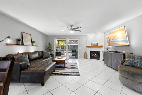 Townhouse in Saint Petersburg, Florida 2 bedrooms, 148.64 sq.m. № 2167424 - photo 11