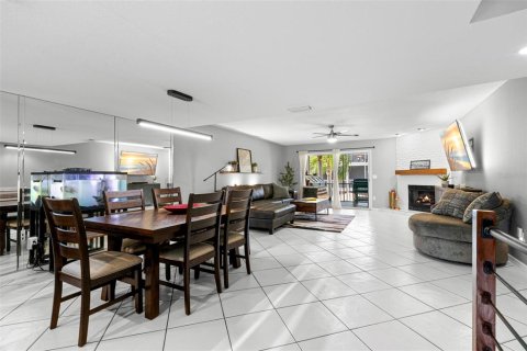 Townhouse in Saint Petersburg, Florida 2 bedrooms, 148.64 sq.m. № 2167424 - photo 10