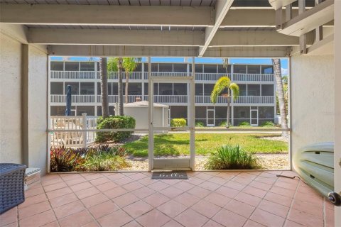 Townhouse in Saint Petersburg, Florida 2 bedrooms, 148.64 sq.m. № 2167424 - photo 30