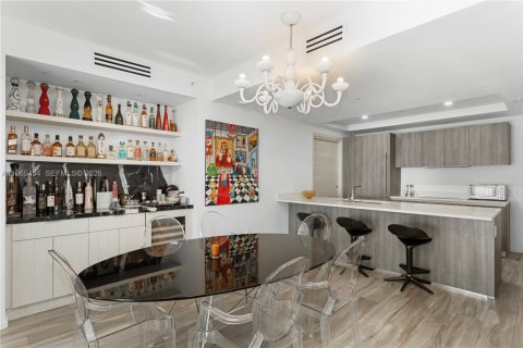 Condominio en alquiler en Miami, Florida, 2 dormitorios, 116.41 m2 № 2030219 - foto 4