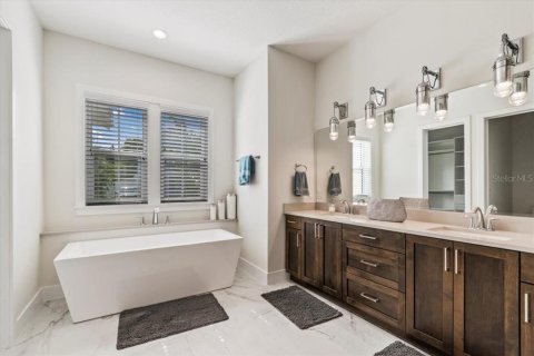 House in Winter Garden, Florida 5 bedrooms, 370.77 sq.m. № 1899823 - photo 12