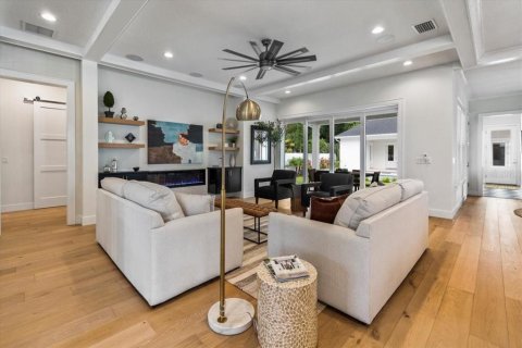 House in Winter Garden, Florida 5 bedrooms, 370.77 sq.m. № 1899823 - photo 7