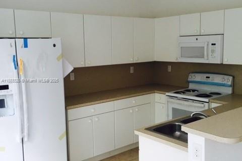 Снять в аренду таунхаус в Дорал, Флорида 4 спальни, 175.96м2, № 1929667 - фото 2