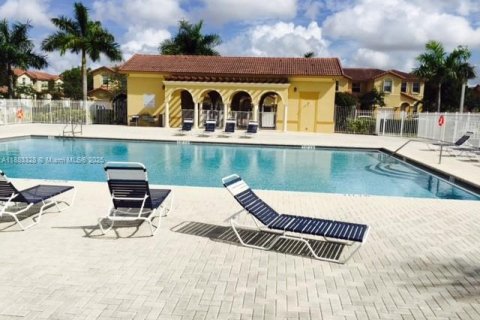 Снять в аренду таунхаус в Дорал, Флорида 4 спальни, 175.96м2, № 1929667 - фото 8