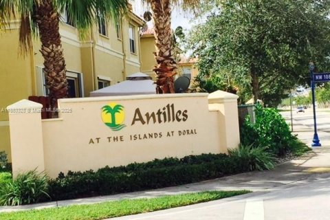 Снять в аренду таунхаус в Дорал, Флорида 4 спальни, 175.96м2, № 1929667 - фото 1