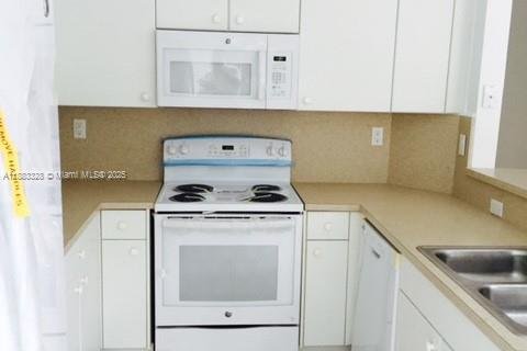 Снять в аренду таунхаус в Дорал, Флорида 4 спальни, 175.96м2, № 1929667 - фото 3