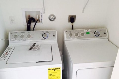 Снять в аренду таунхаус в Дорал, Флорида 4 спальни, 175.96м2, № 1929667 - фото 7