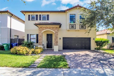 Casa en venta en Cutler Bay, Florida, 4 dormitorios, 237.55 m2 № 1975834 - foto 1