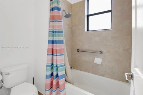 Casa en venta en Cutler Bay, Florida, 4 dormitorios, 237.55 m2 № 1975834 - foto 17