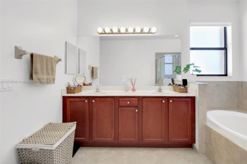 Casa en venta en Cutler Bay, Florida, 4 dormitorios, 237.55 m2 № 1975834 - foto 14