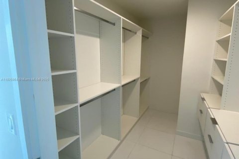 Condominio en alquiler en Miami, Florida, 3 dormitorios, 201.13 m2 № 1794305 - foto 16
