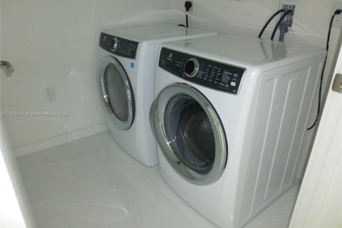 Condominio en alquiler en Miami, Florida, 3 dormitorios, 201.13 m2 № 1794305 - foto 26