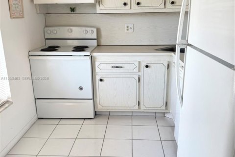 Снять в аренду кондоминиум в Тамарак, Флорида 1 спальня, 61.32м2, № 2079645 - фото 2
