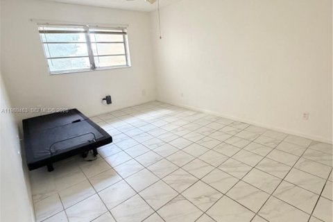 Снять в аренду кондоминиум в Тамарак, Флорида 1 спальня, 61.32м2, № 2079645 - фото 5