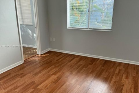 Condo in Miami, Florida, 2 bedrooms  № 2023799 - photo 17