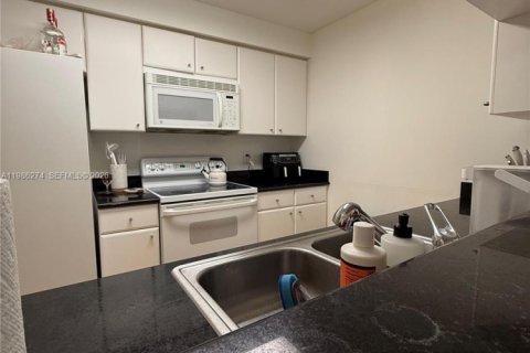 Снять в аренду квартиру в Майами, Флорида 1 спальня, 78.97м2, № 2047906 - фото 9