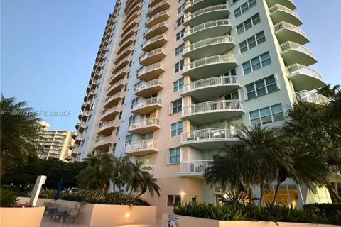 Снять в аренду квартиру в Майами, Флорида 1 спальня, 78.97м2, № 2047906 - фото 14