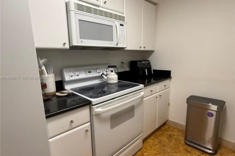 Снять в аренду квартиру в Майами, Флорида 1 спальня, 78.97м2, № 2047906 - фото 4