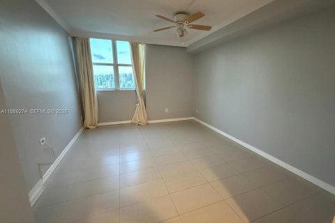 Снять в аренду квартиру в Майами, Флорида 1 спальня, 78.97м2, № 2047906 - фото 3