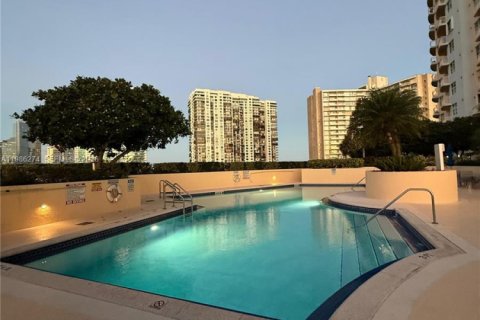 Снять в аренду квартиру в Майами, Флорида 1 спальня, 78.97м2, № 2047906 - фото 17