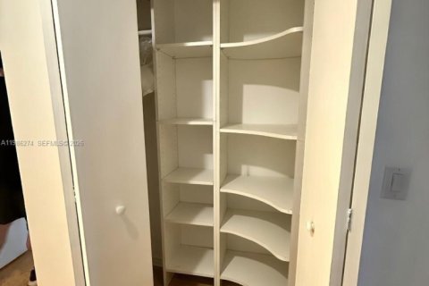 Снять в аренду квартиру в Майами, Флорида 1 спальня, 78.97м2, № 2047906 - фото 6